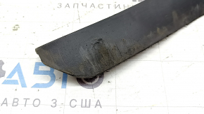 The left front bumper mudguard for a Chevrolet Equinox 18-24 is worn.
