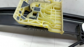 The rear right window lift mechanism of the Audi E-Tron 19-23 is cracked.
