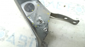 The right eyelash on the Nissan Rogue 14-20 TV is torn.