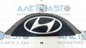 Hyundai Tucson 22-24 tailgate emblem scratches