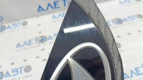 Hyundai Tucson 22-24 tailgate emblem scratches