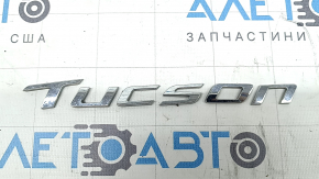 The Tucson emblem is on the tailgate of the Hyundai Tucson 2022-2024.