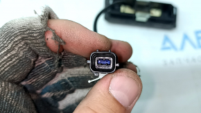 The Kia Niro 17-22 trunk release button has dried out.