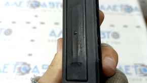 The Kia Niro 17-22 trunk release button has dried out.