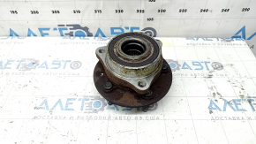 The front left hub of a Chevrolet Equinox 18-24 is rusty.