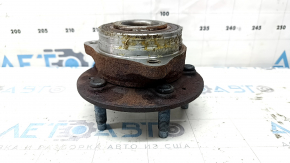 The front right hub of a Chevrolet Equinox 18-24 is rusty.