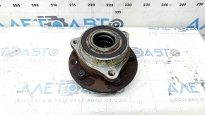 The front right hub of a Chevrolet Equinox 18-24 is rusty.