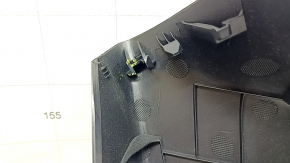 The lower trim of the Kia Niro 17-22 trunk door is black, scratches, and the fasteners are broken.