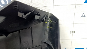 The lower trim of the Kia Niro 17-22 trunk door is black, scratches, and the fasteners are broken.