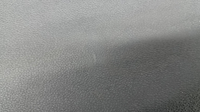 The lower trim of the Kia Niro 17-22 trunk door is black, scratches, and the fasteners are broken.