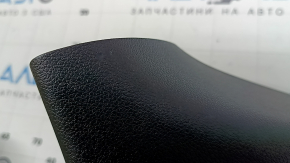 The lower trim of the Kia Niro 17-22 trunk door is black, scratches, and the fasteners are broken.