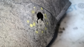 The rear right fender liner of a Toyota Avalon 13-18 has torn fasteners.