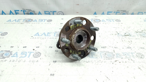The rear left hub of a Hyundai Tucson 22-25 AWD is rusty.