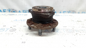 The rear left hub of a Hyundai Tucson 22-25 AWD is rusty.