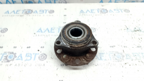 The rear right hub of a Hyundai Tucson 22-25 AWD is rusty.