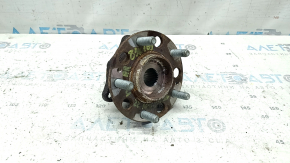 The rear right hub of a Hyundai Tucson 22-25 AWD is rusty.