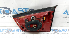 The inner tailgate light, left, Kia Niro 17-22, halogen, is worn, scratches, and the seal is peeling off.