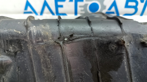 The lower control arm cover under the rear right spring of the Audi E-Tron 19-23 is worn out.