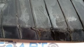 The lower control arm cover under the rear right spring of the Audi E-Tron 19-23 is worn out.