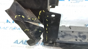The lower radiator deflector of the Chevrolet Equinox 22-24 is broken.
