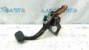 The brake pedal on a Hyundai Tucson 22-25 is rusty.