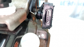 The brake pedal on a Hyundai Tucson 22-25 is rusty.