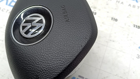 The driver's side airbag in the steering wheel of a VW Tiguan 18-21 is black and scratched.