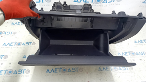 VW Tiguan 18-24 black glove compartment, with scratches and a CD changer.