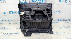 VW Tiguan 18-24 black glove compartment, with scratches and a CD changer.