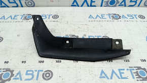 The left front bumper mudguard of a Volvo XC90 16-19 is worn.
