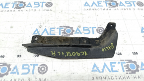 The left front bumper mudguard of a Volvo XC90 16-19 is worn.