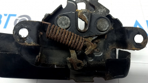 The hood lock on a Toyota Camry V50 12-14 USA is rusty.