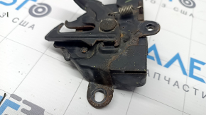 The hood lock on a Toyota Camry V50 12-14 USA is rusty.