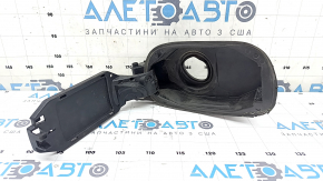 The gas cap housing of the Mercedes C-class W205 15-18 has a torn seal.