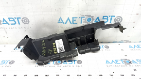 The right radiator deflector on a Toyota Rav4 22-25 hybrid has a broken latch.