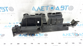 The right radiator deflector on a Toyota Rav4 22-25 hybrid has a broken latch.