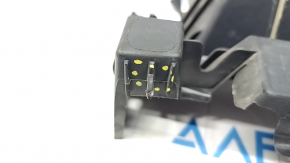 The right radiator deflector on a Toyota Rav4 22-25 hybrid has a broken latch.