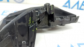 The rear bumper mount, inner right, VW Tiguan 18-24, is broken.