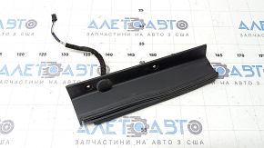The right Ford Explorer 20-23 trunk level sensor has a broken mount.
