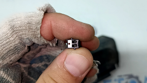 The right Ford Explorer 20-23 trunk level sensor has a broken mount.