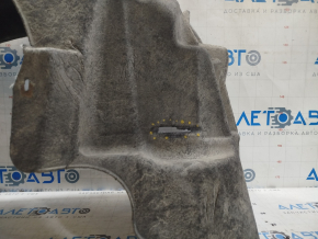 The rear right fender liner of the Audi Q3 8U 15 is worn out.