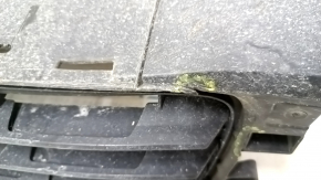 Lower grille of the front bumper of Lexus CT200h 11-13 pre-restyling, cracks