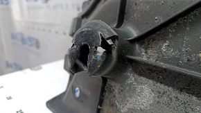 The left underbody protection of the VW Tiguan 18-24 is worn out, the fastening is dented
