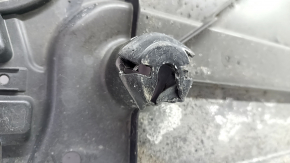 The left underbody protection of the VW Tiguan 18-24 is worn out, the fastening is dented