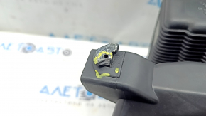 The bare heater housing of the Kia Niro 23-24 HEV air conditioner for the rear row air conditioning is broken.