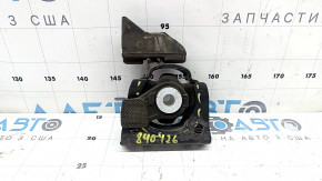 The front engine mount of a Lexus CT200h 11-17 is cracked.