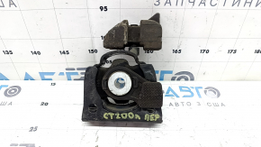 The front engine mount of a Lexus CT200h 11-17 is cracked.