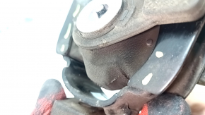 The front engine mount of a Lexus CT200h 11-17 is cracked.