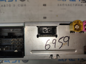 The CD changer drive for 6 discs in a VW Tiguan 18-24 is broken.