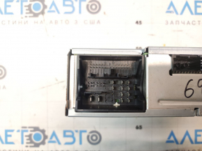 The CD changer drive for 6 discs in a VW Tiguan 18-24 is broken.